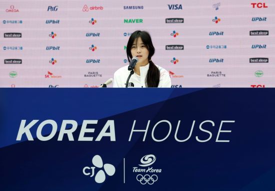 동계올림픽에서 한국 설상 종목 첫 금메달리스트가 된 최가온이 14일 이탈리아 밀라노 코리아하우스 K-컬처존에서 열린 기자회견에 참석했다. 최가온은 13일 이탈리아 리비뇨 스노파크에서 열린 2026 밀라노·코르티나담페초 올림픽 스노보드 여자 하프파이프 결승에서 90.25점을 받아 올림픽 2연패를 달성한 우승 후보 클로이 킴(미국)을 제치고 우승을 차지했다. 특히 최가온은 결승 1차 시기에서 두 번째 점프를 시도하다가 크게 넘어져 경기 지속 여부가 불투명한 상황을 이겨내고 3차 시기에서 대역전극을 해냈다. 연합뉴스