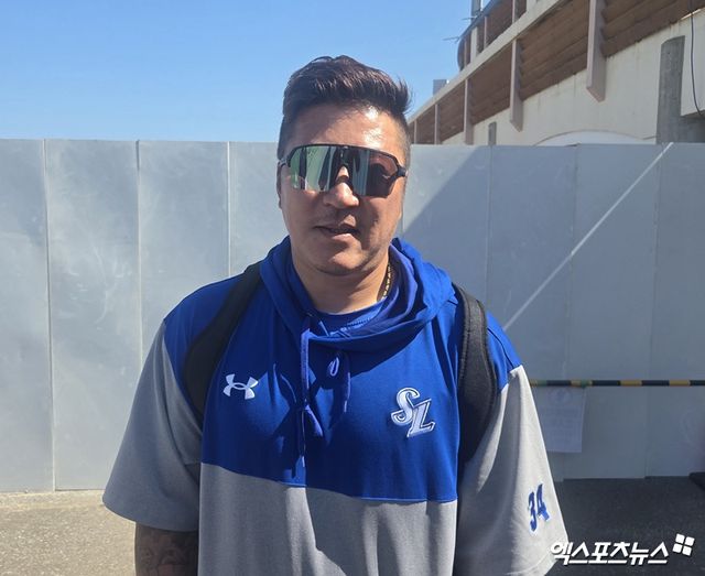 2026시즌 삼성 라이온즈로 돌아온 베테랑 타자 최형우가 14일 일본 오키나와 온나손의 아카마 구장에서 오전 훈련을 마친 뒤 인터뷰를 진행했다. 사진 김지수 기자