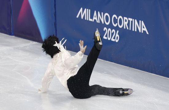 차준환은 14일 이탈리아 밀라노 아이스스케이팅 아레나에서 열린 2026 밀라노·코르티나담페초 동계올림픽 피겨스케이팅 남자 싱글 프리스케이팅에서 기술점수(TES) 95.15점, 예술점수(PCS) 87.04점, 감점 1점으로 합계 181.20점을 받았다. 차준환은 사흘 전 쇼트프로그램에서 얻은 92.72점을 합쳐 총점 273.92점을 기록했다. 차준환의 이번 대회 총점은 지난달 중국 베이징에서 열렸던 2026 국제빙상경기연맹(ISU) 4대륙선수권대회에서 준우승할 때 찍은 종전 시즌 최고점 273.62점을 0.30점 경신한 새로운 시즌 베스트 점수다. 최상위권 선수들이 실수를 연발하면서 차준환은 4위를 차지했다. 동메달리스트인 사토 슌(일본)에 불과 0.98점 뒤졌다. 연합뉴스