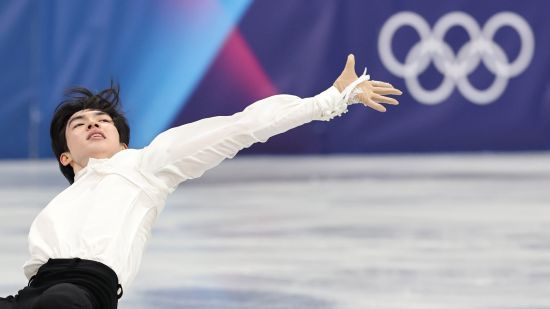 차준환은 14일 이탈리아 밀라노 아이스스케이팅 아레나에서 열린 2026 밀라노·코르티나담페초 동계올림픽 피겨스케이팅 남자 싱글 프리스케이팅에서 기술점수(TES) 95.15점, 예술점수(PCS) 87.04점, 감점 1점으로 합계 181.20점을 받았다. 차준환은 사흘 전 쇼트프로그램에서 얻은 92.72점을 합쳐 총점 273.92점을 기록했다. 차준환의 이번 대회 총점은 지난달 중국 베이징에서 열렸던 2026 국제빙상경기연맹(ISU) 4대륙선수권대회에서 준우승할 때 찍은 종전 시즌 최고점 273.62점을 0.30점 경신한 새로운 시즌 베스트 점수다. 최상위권 선수들이 실수를 연발하면서 차준환은 4위를 차지했다. 동메달리스트인 사토 슌(일본)에 불과 0.98점 뒤졌다. 연합뉴스