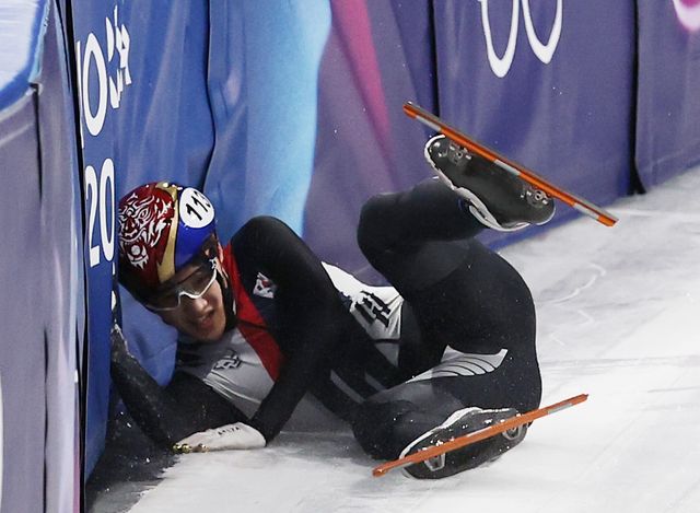 임종언이 14일 이탈리아 밀라노 아이스스케이팅 아레나에서 열린 2026 밀라노·코르티나담페초 동계올림픽 쇼트트랙 남자 1500m 예선 5조에서 결승선을 앞두고 미끄러 넘어지고 있다. 이번 대회 우승후보인 임종언은 첫 판에서 충격탈락하고 말았다. 연합뉴스