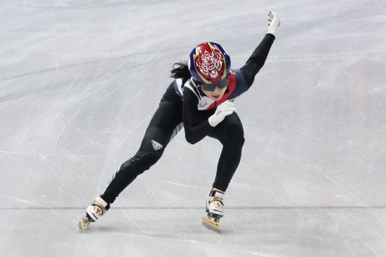 최민정, 김길리(이상 성남시청), 노도희(화성시청)는 14일(한국시간) 이탈리아 밀라노 아이스스케이팅 아레나에서 열린 2026 밀라노·코르티나담페초 동계올림픽 쇼트트랙 여자 1000m 예선을 통과했다. 각 조에서 1~2위를 차지한 선수과 3위에 오른 선수들 중 랩타임이 가장 빠른 4명이 준준결승에 진출한다. 여자 1000m 준준결승은 16일 오후에 열린다. 노도희는 예선 2조에 오르면서 준준결승 진출을 확정 지었고, 최민정과 김길리도 각각 예선 5조와 8조에서 1위를 차지해 가볍게 준준결승행 티켓을 거머쥐었다. 연합뉴스