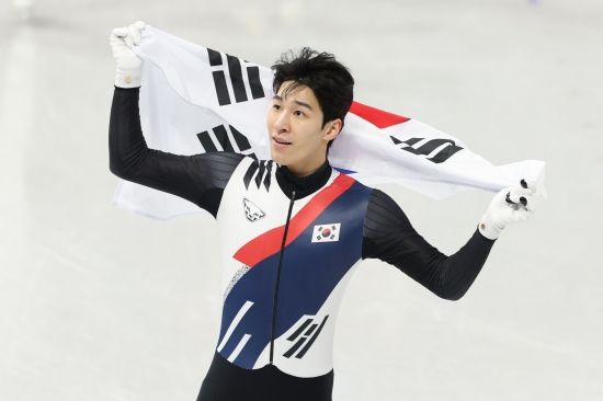 황대헌(강원도청)이 2026 밀라노·코르티나 동계올림픽 남자 1500m에서 은메달을 차지했다. 황대헌은 15일 이탈리아 밀라노 아이스스케이팅 아레나에서 열린 대회 쇼트트랙 남자 1500m 결승에서 2분12초304을 기록하면서 총 9명 중 두 번째로 결승선을 통과했다. 4년 전인 2022 베이징 올림픽에서 이 종목 금메달을 획득했던 황대헌은 대회 2연패는 이루지 못했으나 은메달을 목에 거는 것으로 자신과 한국 쇼트트랙의 자존심을 지켰다. 황대헌은 올림픽 통산 네 번째 메달을 손에 쥐게 됐다. 황대헌은 2018 평창 동계올림픽에서 남자 500m 은메달을 거머쥐었다. 4년 전인 베이징 올림픽에선 남자 1500m 금메달, 남자 5000m 계주 은메달을 수확했다. 한국 쇼트트랙 대표로 한 번 나가기도 어렵다는 올림픽을 세 번째 출전했고 주종목 1500m에서 은메달을 추가했다. 연합뉴스