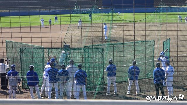 삼성 라이온즈 새 외국인 투수 맷 매닝이 14일 일본 오키나와 온나손의 아카마 구장에서 라이브 피칭을 실시, 컨디션을 점검했다. 사진 김지수 기자