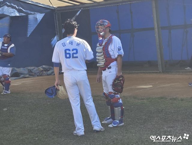 삼성 라이온즈 포수 강민호(오른쪽)가 14일 일본 오키나와 온나손의 아카마 구장에서 김재윤과 훈련 중 대화하는 모습. 사진 김지수 기자