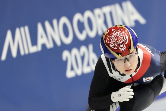 최민정, 김길리(이상 성남시청), 노도희(화성시청)는 14일(한국시간) 이탈리아 밀라노 아이스스케이팅 아레나에서 열린 2026 밀라노·코르티나담페초 동계올림픽 쇼트트랙 여자 1000m 예선을 통과했다. 각 조에서 1~2위를 차지한 선수과 3위에 오른 선수들 중 랩타임이 가장 빠른 4명이 준준결승에 진출한다. 여자 1000m 준준결승은 16일 오후에 열린다. 노도희는 예선 2조에 오르면서 준준결승 진출을 확정 지었고, 최민정과 김길리도 각각 예선 5조와 8조에서 1위를 차지해 가볍게 준준결승행 티켓을 거머쥐었다. 연합뉴스