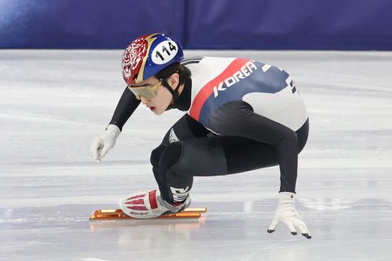 황대헌과 신동민이 2026 밀라노·코르티나 동계올림픽 남자 1500m 결승에 올라 메달을 노리게 됐다. 둘은 15일 이탈리아 밀라노 아이스스케이팅 아레나에서 열린 대회 쇼트트랙 남자 1500m 준결승에서 각 조 2위 안에 들면서 결승 티켓을 거머쥐었다. 남자 1500m는 한국이 전통적으로 강세를 드러내는 종목이다. 2002 솔트레이크시티 올림픽에서 처음 정식종목이 된 이래 총 6차례 금메달리스트가 나왔는데 한국이 4명을 배출했다. 한국은 에이스 임종언이 첫 판 탈락하는 악재를 맞았으나 황대헌, 신동민에게 메달 획득 기대를 걸게 됐다. 연합뉴스