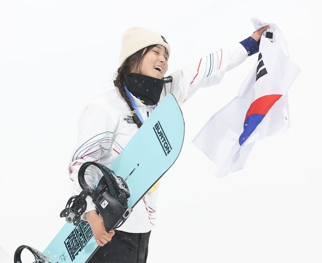 한국 동계스포츠의 숙원을 최가온이 해냈다. 최가온은 13일 이탈리아 리비뇨 스노파크에서 열린 대회 여자 하프파이프 결승에사 3차 시기에서 90.25점을 받으면서 대회 3연패를 노리던 한국계 슈퍼스타 클로이 킴(미국)을 누르고 대역전 드라마로 금메달리스트가 됐다. 한국이 동계올림픽에서 설상 종목 금메달을 따기는 최가온이 처음이다. 그간 한국은 스노보드 남자 평행대회전에서 이상호(2018년), 김상겸(2026년)이 나란히 은메달, 그리고 스노보드 여자 빅에어에서 유승은(2026년)이 동메달을 따낸 것이 전부였다. 특히 최가온은 이날 1차 시기에서 크게 넘어져 남은 시기 출전이 불투명한 상황에서 기적 같이 일어나 금메달 쾌거를 해냈다. 연합뉴스