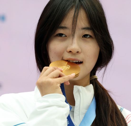 동계올림픽에서 한국 설상 종목 첫 금메달리스트가 된 최가온이 14일 이탈리아 밀라노 코리아하우스 K-컬처존에서 열린 기자회견에 참석했다. 최가온은 13일 이탈리아 리비뇨 스노파크에서 열린 2026 밀라노·코르티나담페초 올림픽 스노보드 여자 하프파이프 결승에서 90.25점을 받아 올림픽 2연패를 달성한 우승 후보 클로이 킴(미국)을 제치고 우승을 차지했다. 특히 최가온은 결승 1차 시기에서 두 번째 점프를 시도하다가 크게 넘어져 경기 지속 여부가 불투명한 상황을 이겨내고 3차 시기에서 대역전극을 해냈다. 연합뉴스