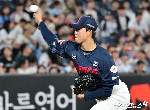 롯데 자이언츠 투수 윤성빈이 '팬그래프'가 발표한 메이저리그(MLB) 국제 유망주 순위표에서 김도영(KIA), 문동주, 강백호(이상 한화), 김주원(NC), 안우진(키움)에 이은 43위로 이름을 올렸다. 한화 정우주(44위), 두산 베어스 김택연(45위)보다 높은 순위다. 엑스포츠뉴스 DB