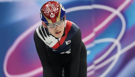 임종언이 14일 이탈리아 밀라노 아이스스케이팅 아레나에서 열린 2026 밀라노·코르티나담페초 동계올림픽 쇼트트랙 남자 1500m 예선 5조에서 결승선을 앞두고 미끄러 넘어져 충격탈락하고 말았다. 연합뉴스