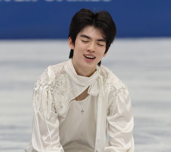 차준환은 14일 이탈리아 밀라노 아이스스케이팅 아레나에서 열린 2026 밀라노·코르티나담페초 동계올림픽 피겨스케이팅 남자 싱글 프리스케이팅에서 기술점수(TES) 95.15점, 예술점수(PCS) 87.04점, 감점 1점으로 합계 181.20점을 받았다. 차준환은 사흘 전 쇼트프로그램에서 얻은 92.72점을 합쳐 총점 273.92점을 기록했다. 차준환의 이번 대회 총점은 지난달 중국 베이징에서 열렸던 2026 국제빙상경기연맹(ISU) 4대륙선수권대회에서 준우승할 때 찍은 종전 시즌 최고점 273.62점을 0.30점 경신한 새로운 시즌 베스트 점수다. 최상위권 선수들이 실수를 연발하면서 차준환은 4위를 차지했다. 동메달리스트인 사토 슌(일본)에 불과 0.98점 뒤졌다. 연합뉴스