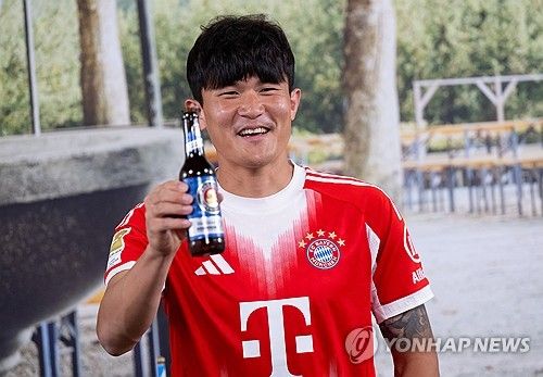 뮌헨 전문 매체 CF바이에른 인사이더는 15일(한국시간) 잉글리시 프리미어리그 구단 첼시와 토트넘 홋스퍼가 바이에른 뮌헨 수비수 김민재를 영입 대상으로 삼았다고 보도했다. 매체에 따르면 뮌헨 소식에 정통한 독일 유력지 빌트의 크리스티안 폴크 기자는 첼시와 토트넘 모두 김민재 영입에 관심을 보이고 있다고 주장했다. 김민재는 지난 14일 베르더 브레멘과의 2025-2026 독일 분데스리가 22라운드 원정 경기에서 좋은 활약을 펼쳐 3-0 완승에 일조하면서 프리미어리그 구단의 관심을 키웠다. 연합뉴스