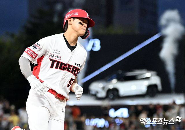 KIA 타이거즈 김도영이 2026 월드베이스볼클래식(WBC) 참가 선수를 대상으로 한 가상 드래프트에서 17번째로 지명됐다. 야수 중 11번째, 3루수 중에서는 16순위 마이켈 가르시아(캔자스시티, 베네수엘라)에 이어 2번째다. 김도영에 이어 두 번째로 지명된 한국인 선수는 KT 위즈 안현민(33순위)이다. 엑스포츠뉴스 DB