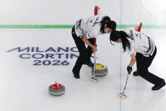 한국 여자 컬링대표팀이 16일 이탈리아 코르티나의 코르티나 컬링 스타디움에서 끝난 2026 밀라노·코르티나 동계올림픽 일본과의 라운드로빈(예선) 5차전에서 7-5로 이겼다. 한국은 스킵 김은지, 서드 김민지, 세컨드 김수지, 리드 설예은, 핍스 설예지로 구성된 경기도청 팀이 국내 선발전을 통과해 이번 올림픽에 나섰다. 세계랭킹 3위인 한국은 1차전에서 미국에 4-8로 패했으나 이탈리아와 영국을 연파하면서 기세를 올렸다. 덴마크전을 패해 다시 위기에 빠지는듯 했으나 일본을 누르면서 4강권에 재진입했다. 한국은 중국, 스위스, 스웨덴, 캐나다 등 강호들과 연속 대결을 앞두고 있다. 연합뉴스 