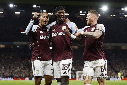  한국 축구의 기대주 박승수(18)가 오랜만에 벤치 명단에 이름을 올린 가운데 판정 시비를 실력으로 잠재운 뉴캐슬이 잉글랜드축구협회(FA)컵 5라운드 티켓을 거머쥐었다. 에디 하우 감독이 이끄는 뉴캐슬은 15일(한국시간) 영국 버밍엄의 빌라 파크에서 열린 2025-2026시즌 FA컵 4라운드(32강) 원정 경기에서 애스턴 빌라를 3-1로 꺾었다. 연합뉴스