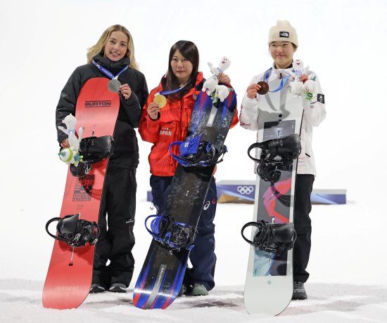 스노보드 여자 빅에어 동메달리스트 유승은(성복고)은 15일(한국시간) 이탈리아 리비뇨 스노 파크에서 열린 2026 밀라노·코르티나담페초 동계올림픽 스노보드 여자 슬로프스타일 예선에서 76.8점을 기록해 3위에 오르며 결승행 티켓을 거머쥐었다. 결승은 오는 17일 오후 9시 같은 장소에서 열린다. 지난 10일 대회 스노보드 여자 빅에어 결승에서 171.00점을 받아 3위에 올라 동메달을 차지했던 유승은은 다가오는 슬로프스타일에서 멀티 메달에 도전한다. 연합뉴스