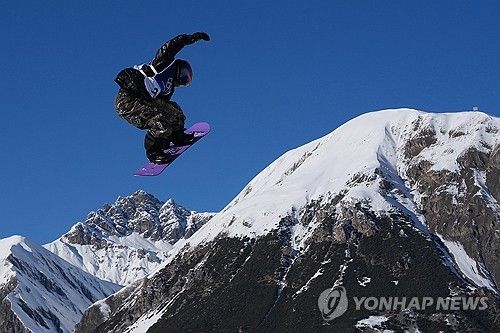 스노보드 여자 빅에어 동메달리스트 유승은(성복고)은 15일(한국시간) 이탈리아 리비뇨 스노 파크에서 열린 2026 밀라노·코르티나담페초 동계올림픽 스노보드 여자 슬로프스타일 예선에서 76.8점을 기록해 3위에 오르며 결승행 티켓을 거머쥐었다. 결승은 오는 17일 오후 9시 같은 장소에서 열린다. 지난 10일 대회 스노보드 여자 빅에어 결승에서 171.00점을 받아 3위에 올라 동메달을 차지했던 유승은은 다가오는 슬로프스타일에서 멀티 메달에 도전한다. 연합뉴스