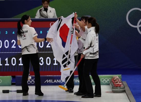 한국 여자 컬링대표팀이 16일 이탈리아 코르티나의 코르티나 컬링 스타디움에서 끝난 2026 밀라노·코르티나 동계올림픽 일본과의 라운드로빈(예선) 5차전에서 7-5로 이겼다. 한국은 스킵 김은지, 서드 김민지, 세컨드 김수지, 리드 설예은, 핍스 설예지로 구성된 경기도청 팀이 국내 선발전을 통과해 이번 올림픽에 나섰다. 세계랭킹 3위인 한국은 1차전에서 미국에 4-8로 패했으나 이탈리아와 영국을 연파하면서 기세를 올렸다. 덴마크전을 패해 다시 위기에 빠지는듯 했으나 일본을 누르면서 4강권에 재진입했다. 한국은 중국, 스위스, 스웨덴, 캐나다 등 강호들과 연속 대결을 앞두고 있다. 연합뉴스 
