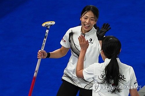 대한민국 여자 컬링 대표팀(경기도청)이 '숙적' 일본을 꺾고 4강 진출을 위한 귀중한 승리를 따냈다. 팽팽했던 흐름 속에서나온 8엔드 대량 득점이 승부를 갈랐다. 15일(한국시간) 이탈리아 코르티나담페초의 코르티나 컬링 올림픽 스타디움에서 열린 2026 밀라노·코르티나담페초 동계올림픽 예선 라운드로빈 5차전에서 일본을 7-5로 제압했다. 연합뉴스