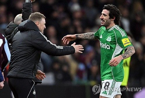  한국 축구의 기대주 박승수(18)가 오랜만에 벤치 명단에 이름을 올린 가운데 판정 시비를 실력으로 잠재운 뉴캐슬이 잉글랜드축구협회(FA)컵 5라운드 티켓을 거머쥐었다. 에디 하우 감독이 이끄는 뉴캐슬은 15일(한국시간) 영국 버밍엄의 빌라 파크에서 열린 2025-2026시즌 FA컵 4라운드(32강) 원정 경기에서 애스턴 빌라를 3-1로 꺾었다. 연합뉴스