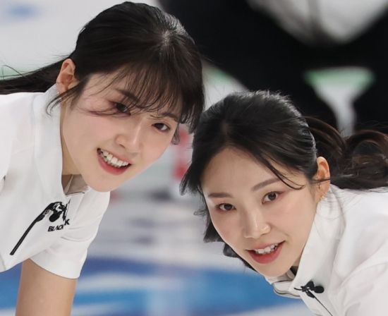 대한민국 여자 컬링 대표팀(경기도청)이 '숙적' 일본을 꺾고 4강 진출을 위한 귀중한 승리를 따냈다. 팽팽했던 흐름 속에서나온 8엔드 대량 득점이 승부를 갈랐다. 15일(한국시간) 이탈리아 코르티나담페초의 코르티나 컬링 올림픽 스타디움에서 열린 2026 밀라노·코르티나담페초 동계올림픽 예선 라운드로빈 5차전에서 일본을 7-5로 제압했다. 연합뉴스