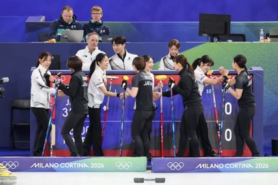 한국 여자 컬링대표팀이 16일 이탈리아 코르티나의 코르티나 컬링 스타디움에서 끝난 2026 밀라노·코르티나 동계올림픽 일본과의 라운드로빈(예선) 5차전에서 7-5로 이겼다. 한국은 스킵 김은지, 서드 김민지, 세컨드 김수지, 리드 설예은, 핍스 설예지로 구성된 경기도청 팀이 국내 선발전을 통과해 이번 올림픽에 나섰다. 세계랭킹 3위인 한국은 1차전에서 미국에 4-8로 패했으나 이탈리아와 영국을 연파하면서 기세를 올렸다. 덴마크전을 패해 다시 위기에 빠지는듯 했으나 일본을 누르면서 4강권에 재진입했다. 한국은 중국, 스위스, 스웨덴, 캐나다 등 강호들과 연속 대결을 앞두고 있다. 연합뉴스 