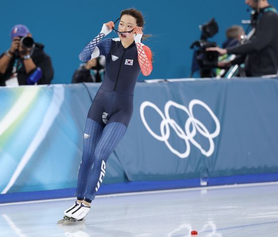 한국 빙속 여자 단거리 국가대표 김민선(의정부시청)은 9일(현지시간) 이탈리아 밀라노 스피드스케이팅 스타디움에서 열린 2026 밀라노·코르티나담페초 동계올림픽 스피드스케이팅 여자 1000m 결승에서 38초01의 기록으로 결승선을 통과해 14위를 기록했다. 함께 출전한 이나현(한국체육대)은 37초86을 기록해 10위에 올랐다. 지난 2018 평창 대회 여자 500m에서 16위를 기록하고2022 베이징 대회 500m에서 7위를 차지했던 김민선은 세 번째 올림픽 무대에서 아쉬운 결과를 남기자 공동취재구역(믹스트존)에서 취재진과 인터뷰를 하던 중 눈물을 쏟아냈다. 연합뉴스