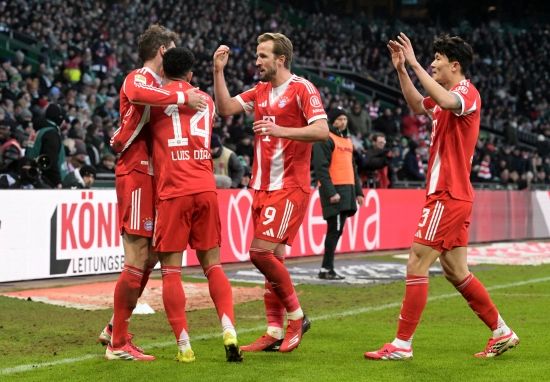 뮌헨 전문 매체 CF바이에른 인사이더는 15일(한국시간) 잉글리시 프리미어리그 구단 첼시와 토트넘 홋스퍼가 바이에른 뮌헨 수비수 김민재를 영입 대상으로 삼았다고 보도했다. 매체에 따르면 뮌헨 소식에 정통한 독일 유력지 빌트의 크리스티안 폴크 기자는 첼시와 토트넘 모두 김민재 영입에 관심을 보이고 있다고 주장했다. 김민재는 지난 14일 베르더 브레멘과의 2025-2026 독일 분데스리가 22라운드 원정 경기에서 좋은 활약을 펼쳐 3-0 완승에 일조하면서 프리미어리그 구단의 관심을 키웠다. 연합뉴스