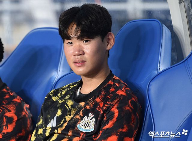  한국 축구의 기대주 박승수(18)가 오랜만에 벤치 명단에 이름을 올린 가운데 판정 시비를 실력으로 잠재운 뉴캐슬이 잉글랜드축구협회(FA)컵 5라운드 티켓을 거머쥐었다. 에디 하우 감독이 이끄는 뉴캐슬은 15일(한국시간) 영국 버밍엄의 빌라 파크에서 열린 2025-2026시즌 FA컵 4라운드(32강) 원정 경기에서 애스턴 빌라를 3-1로 꺾었다. 엑스포츠뉴스DB
