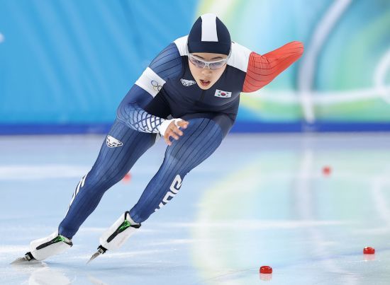 한국 빙속 여자 단거리 국가대표 김민선(의정부시청)은 9일(현지시간) 이탈리아 밀라노 스피드스케이팅 스타디움에서 열린 2026 밀라노·코르티나담페초 동계올림픽 스피드스케이팅 여자 1000m 결승에서 38초01의 기록으로 결승선을 통과해 14위를 기록했다. 함께 출전한 이나현(한국체육대)은 37초86을 기록해 10위에 올랐다. 지난 2018 평창 대회 여자 500m에서 16위를 기록하고2022 베이징 대회 500m에서 7위를 차지했던 김민선은 세 번째 올림픽 무대에서 아쉬운 결과를 남기자 공동취재구역(믹스트존)에서 취재진과 인터뷰를 하던 중 눈물을 쏟아냈다. 연합뉴스