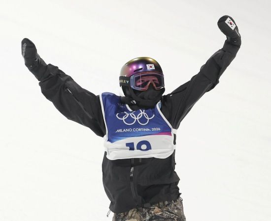 스노보드 여자 빅에어 동메달리스트 유승은(성복고)은 15일(한국시간) 이탈리아 리비뇨 스노 파크에서 열린 2026 밀라노·코르티나담페초 동계올림픽 스노보드 여자 슬로프스타일 예선에서 76.8점을 기록해 3위에 오르며 결승행 티켓을 거머쥐었다. 결승은 오는 17일 오후 9시 같은 장소에서 열린다. 지난 10일 대회 스노보드 여자 빅에어 결승에서 171.00점을 받아 3위에 올라 동메달을 차지했던 유승은은 다가오는 슬로프스타일에서 멀티 메달에 도전한다. 연합뉴스