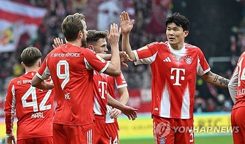 뮌헨 전문 매체 CF바이에른 인사이더는 15일(한국시간) 잉글리시 프리미어리그 구단 첼시와 토트넘 홋스퍼가 바이에른 뮌헨 수비수 김민재를 영입 대상으로 삼았다고 보도했다. 매체에 따르면 뮌헨 소식에 정통한 독일 유력지 빌트의 크리스티안 폴크 기자는 첼시와 토트넘 모두 김민재 영입에 관심을 보이고 있다고 주장했다. 김민재는 지난 14일 베르더 브레멘과의 2025-2026 독일 분데스리가 22라운드 원정 경기에서 좋은 활약을 펼쳐 3-0 완승에 일조하면서 프리미어리그 구단의 관심을 키웠다. 연합뉴스