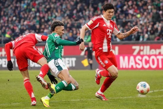 뮌헨 전문 매체 CF바이에른 인사이더는 15일(한국시간) 잉글리시 프리미어리그 구단 첼시와 토트넘 홋스퍼가 바이에른 뮌헨 수비수 김민재를 영입 대상으로 삼았다고 보도했다. 매체에 따르면 뮌헨 소식에 정통한 독일 유력지 빌트의 크리스티안 폴크 기자는 첼시와 토트넘 모두 김민재 영입에 관심을 보이고 있다고 주장했다. 김민재는 지난 14일 베르더 브레멘과의 2025-2026 독일 분데스리가 22라운드 원정 경기에서 좋은 활약을 펼쳐 3-0 완승에 일조하면서 프리미어리그 구단의 관심을 키웠다. 연합뉴스