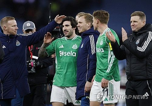  한국 축구의 기대주 박승수(18)가 오랜만에 벤치 명단에 이름을 올린 가운데 판정 시비를 실력으로 잠재운 뉴캐슬이 잉글랜드축구협회(FA)컵 5라운드 티켓을 거머쥐었다. 에디 하우 감독이 이끄는 뉴캐슬은 15일(한국시간) 영국 버밍엄의 빌라 파크에서 열린 2025-2026시즌 FA컵 4라운드(32강) 원정 경기에서 애스턴 빌라를 3-1로 꺾었다. 연합뉴스