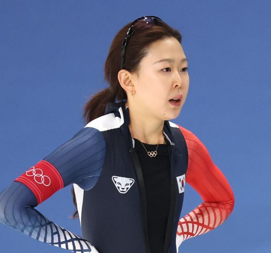 한국 빙속 여자 단거리 국가대표 김민선(의정부시청)은 9일(현지시간) 이탈리아 밀라노 스피드스케이팅 스타디움에서 열린 2026 밀라노·코르티나담페초 동계올림픽 스피드스케이팅 여자 1000m 결승에서 38초01의 기록으로 결승선을 통과해 14위를 기록했다. 함께 출전한 이나현(한국체육대)은 37초86을 기록해 10위에 올랐다. 지난 2018 평창 대회 여자 500m에서 16위를 기록하고2022 베이징 대회 500m에서 7위를 차지했던 김민선은 세 번째 올림픽 무대에서 아쉬운 결과를 남기자 공동취재구역(믹스트존)에서 취재진과 인터뷰를 하던 중 눈물을 쏟아냈다. 연합뉴스