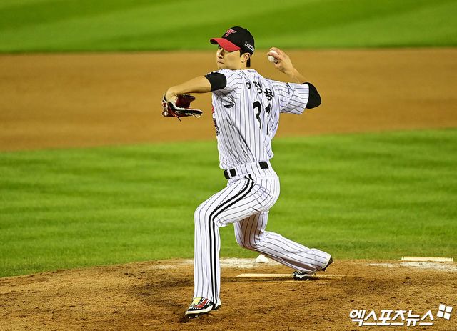 LG 트윈스 투수 이정용이 지난해 아쉬움을 돌아봄과 동시에 다음 시즌을 향한 굳은 각오를 내비쳤다. 그는 지난 시즌 중반 상무야구단에서 복귀해 39경기 6승1패 1세이브 7홀드 평균자책점 5.03을 기록했다. 이어진 한화 이글스와의 한국시리즈에서는 2경기(1⅔이닝) 1승무패 평균자책점 0으로 제 몫을 다하며 팀의 통합우승에 힘을 보탰다. 엑스포츠뉴스 DB