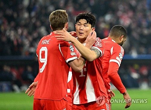 뮌헨 전문 매체 CF바이에른 인사이더는 15일(한국시간) 잉글리시 프리미어리그 구단 첼시와 토트넘 홋스퍼가 바이에른 뮌헨 수비수 김민재를 영입 대상으로 삼았다고 보도했다. 매체에 따르면 뮌헨 소식에 정통한 독일 유력지 빌트의 크리스티안 폴크 기자는 첼시와 토트넘 모두 김민재 영입에 관심을 보이고 있다고 주장했다. 김민재는 지난 14일 베르더 브레멘과의 2025-2026 독일 분데스리가 22라운드 원정 경기에서 좋은 활약을 펼쳐 3-0 완승에 일조하면서 프리미어리그 구단의 관심을 키웠다. 연합뉴스