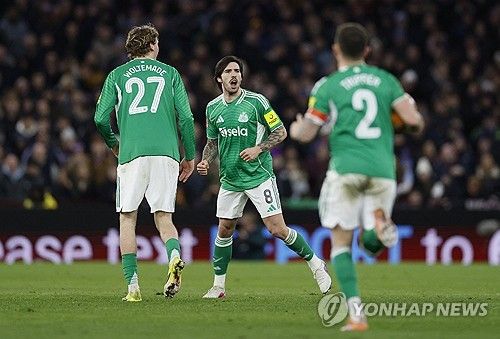  한국 축구의 기대주 박승수(18)가 오랜만에 벤치 명단에 이름을 올린 가운데 판정 시비를 실력으로 잠재운 뉴캐슬이 잉글랜드축구협회(FA)컵 5라운드 티켓을 거머쥐었다. 에디 하우 감독이 이끄는 뉴캐슬은 15일(한국시간) 영국 버밍엄의 빌라 파크에서 열린 2025-2026시즌 FA컵 4라운드(32강) 원정 경기에서 애스턴 빌라를 3-1로 꺾었다. 연합뉴스