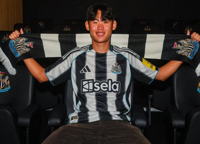  한국 축구의 기대주 박승수(18)가 오랜만에 벤치 명단에 이름을 올린 가운데 판정 시비를 실력으로 잠재운 뉴캐슬이 잉글랜드축구협회(FA)컵 5라운드 티켓을 거머쥐었다. 에디 하우 감독이 이끄는 뉴캐슬은 15일(한국시간) 영국 버밍엄의 빌라 파크에서 열린 2025-2026시즌 FA컵 4라운드(32강) 원정 경기에서 애스턴 빌라를 3-1로 꺾었다. 뉴캐슬