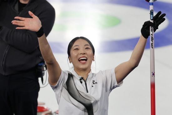 대한민국 여자 컬링 대표팀(경기도청)이 '숙적' 일본을 꺾고 4강 진출을 위한 귀중한 승리를 따냈다. 팽팽했던 흐름 속에서나온 8엔드 대량 득점이 승부를 갈랐다. 15일(한국시간) 이탈리아 코르티나담페초의 코르티나 컬링 올림픽 스타디움에서 열린 2026 밀라노·코르티나담페초 동계올림픽 예선 라운드로빈 5차전에서 일본을 7-5로 제압했다. 연합뉴스