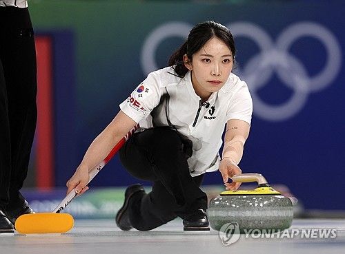 대한민국 여자 컬링 대표팀(경기도청)이 '숙적' 일본을 꺾고 4강 진출을 위한 귀중한 승리를 따냈다. 팽팽했던 흐름 속에서나온 8엔드 대량 득점이 승부를 갈랐다. 15일(한국시간) 이탈리아 코르티나담페초의 코르티나 컬링 올림픽 스타디움에서 열린 2026 밀라노·코르티나담페초 동계올림픽 예선 라운드로빈 5차전에서 일본을 7-5로 제압했다. 연합뉴스