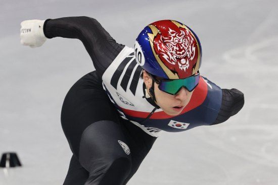 황대헌(강원도청)과 임종언(고양시청)은 16일(한국시간) 이탈리아 밀라노 아이스스케이팅 아레나에서 열린 2026 밀라노·코르티나담페초 동계올림픽 쇼트트랙 남자 500m 예선에서 탈락했다. 황대헌과 임종언은 각각 예선 4조 2위, 8조 2위를 차지했다. 두 선수 모두 3위 선수들 간의 기록에서 상위권 안에 들지 못해 준준결승 진출이 좌절됐다. 반면 린샤오쥔(한국명 임효준)은 8조 2위를 차지해 준준결승 진출에 성공했다. 연합뉴스