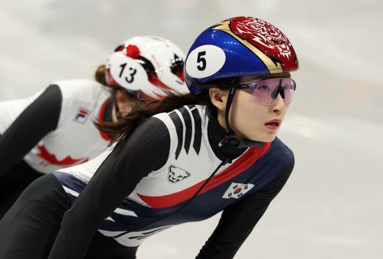 김길리는 웃었지만 최민정이 고개를 숙였다. 한국 여자 쇼트트랙의 에이스 최민정이 올림픽 쇼트트랙 여자 1000m 2회 연속 메달 획득에 실패했다. 최민정은 16일 이탈리아 밀라노 아이스스케이팅 아레나에서 열린 2026 밀라노·코르티나담페초 동계올림픽 쇼트트랙 여자 1000m 준결승 2조에서 1분28초407의 기록으로 4위에 그쳤다. 순위 결정전인 파이널B로 밀렸다. 최민정은 코트니 사로(캐나다), 아리안나 폰타나(이탈리아) 등 두 수준급 선수들의 속도전을 이겨내지 못했다. 다행히 김길리가 1조에서 어드밴스를 받고 결승에 올라 메달에 도전하게 됐다. 연합뉴스