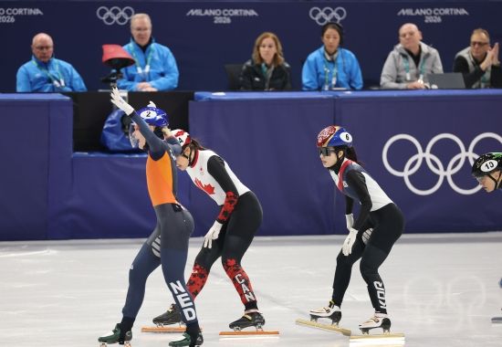 한국 여자 쇼트트랙의 '뉴에이스' 김길리가 생애 첫 동계올림픽에서 값진 동메달을 따냈다. 길리는 16일 탈리아 밀라노 아이스스케이팅 아레나에서 열린 2026 밀라노·코르티나담페초 동계올림픽 쇼트트랙 여자 1000m 결승(파이널A)에서 1분28초614로 결승선을 통과하며 3위를 차지하고 동메달 주인공이 됐다. 김길리가 입상에 성공하자 최민정, 임종언이 환하게 웃으면서 그를 격려했다. 길리는 오는 19일 여자 3000m 계주, 21일 여자 1500m에서 금메달에 도전한다. 김길리는 여자 1500m에서 우승 1순위로 거론되고 있어 멀티 메달 획득도 가능할 전망이다. 연합뉴스