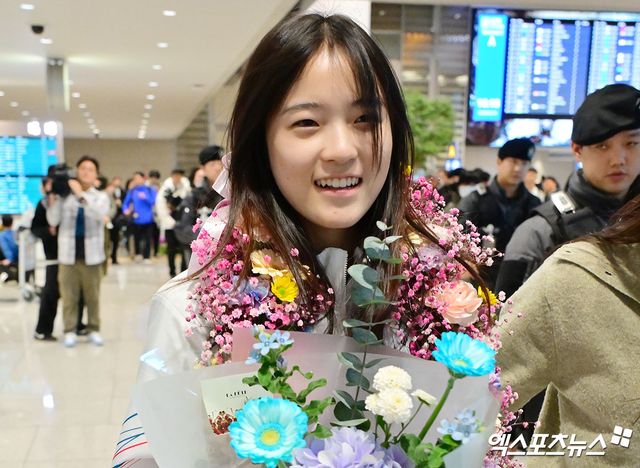 2008년생 두 여고생 최가온(세화여고)과 유승은(성복고)이 한국 동계올림픽 설상종목 새 역사를 써내려가고 있다.&nbsp;최가온은 유승은과 선전을 다짐했고 함께 올림픽 새 역사의 장본인이 됐다.&nbsp;최가온이 16일 인천국제공항을 통해 귀국한 뒤, 인터뷰에서 같은 여고생 스노보더 유승은에게 '메달 따기 전에 내가 꼭 다 이기고 와, 일본 선수 다 이기고 와 이렇게 말하고 그랬다'라며 응원했다고 말했다.&nbsp;사진 인천공항, 김한준 기자