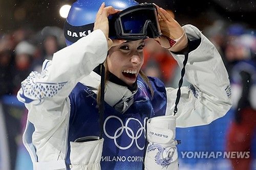 미국 태생의 프리스타일 스키 스타 구아이링(에일린 구)이 은메달을 또 하나 추가했다. 금메달 획득에 실패하면서 중국의 '노골드'가 계속 이어졌다. 구아이링은 17일(한국시간) 이탈리아 리비뇨 스노파크에서 열린 2026 밀라노·코르티나담페초 동계올림픽 프리스타일 스키 여자 빅에어 결승에서 합계 179.00점을 받아 은메달을 차지했다. 이날 은메달로 구아이링은 올림픽 프리스타일 스키 여자 빅에어 2회 연속 입상에 성공했다. 또한 슬로프스타일 은메달에 이어 밀라노 올림픽에서 두 번째 메달을 수확했다. 연합뉴스