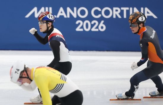 한국 남자 쇼트트랙 대표팀이 남자 5000m 계주 결승 진출에 성공하면서 2006 토리노 올림픽 이후 첫 금메달을 노린다. 황대헌(강원도청), 임종언(고양시청) 신동민(화성시청), 이정민, 이준서(이상 성남시청)로 구성된 남자 쇼트트랙 계주 대표팀은 16일(한국시간) 이탈리아 밀라노 아이스스케이팅 아레나에서 열린 2026 밀라노·코르티나담페초 동계올림픽 쇼트트랙 남자 5000m 준결승 2조에서 6분52초708로 결승선을 통과해 1위를 차지하고 결승(파이널A)에 진출했다. 한국과 같은 조에선 이번 대회 남자 1000m, 1500m 2관왕 옌스 판트바우트가 있는 네덜란드가 6분52초751로 2위를 차지하며 결승에 동반 진출했다. 벨기에와 일본은 탈락했다. 1조에선 캐나다와 이탈리아가 결승 티켓을 거머쥐었다. 중국, 프랑스는 탈락했다. 남자 5000m 계주 파이널A는 오는 21일 오전 5시18분 같은 장소에서 열린다. 연합뉴스