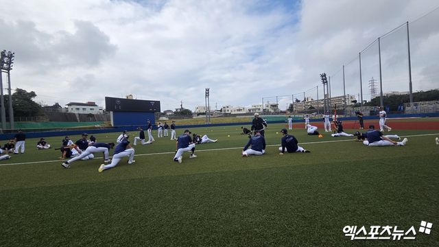 류지현 2026 월드베이스볼클래식(WBC) 국가대표팀 감독이 16일 일본 오키나와 가네다 구장에서 진행된 첫 소집 훈련에 앞서 원태인, 문동주 부상 이탈에 따른 향후 마운드 운영 복안을 밝혔다. 사진 김지수 기자