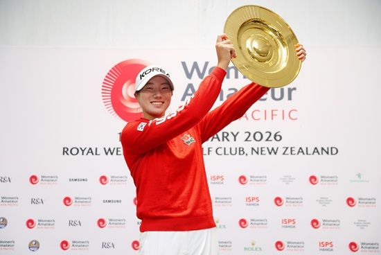 국가대표 양윤서(인천여고부설방송통신고2)가 한국 선수 최초로 아시아태평양여자아마추어골프선수권대회(WAAP) 정상에 올랐다. 양윤서는 15일(한국시간) 뉴질랜드 웰링턴의 로열 웰링턴 골프클럽(파72·6362야드)에서 열린 대회 최종 4라운드에서 이글 1개, 버디 4개, 보기 3개를 묶어 3언더파 69타를 쳤다. 최종 합계 16언더파 272타를 기록한 양윤서는 2위를 차지한 오수민(신성고2·8언더파 280타)을 무려 8타 차로 여유 있게 따돌리고 우승 트로피를 들어 올렸다. WAAP 제공
